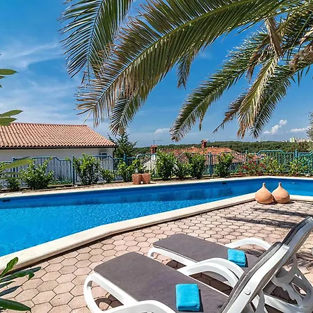 Stunning In With Swimming Pool *