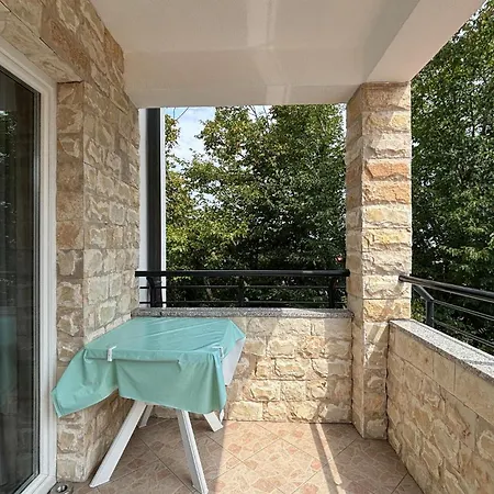 Stunning In With Swimming Pool *